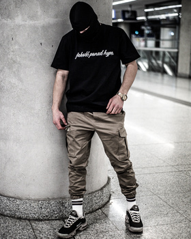 T-SHIRT „JAKOŚĆ PONAD HYPE.” – CZARNY