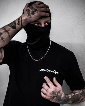 T-SHIRT „JAKOŚĆ PONAD HYPE.” – CZARNY/ MAŁE LOGO